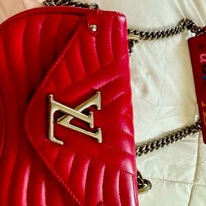 Louis Vuitton chain N Wave purse like new
